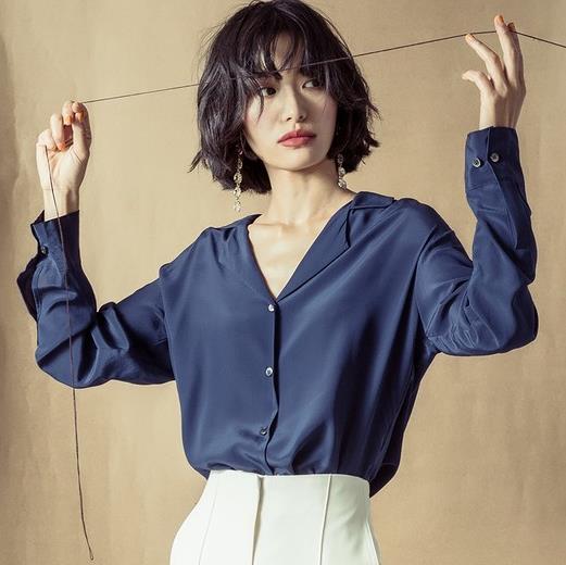 半身裙搭配V领雪纺长袖衬衫:优雅时尚衬衫推荐 半身裙搭配V领雪纺长袖衬衫:优雅时尚衬衫推荐