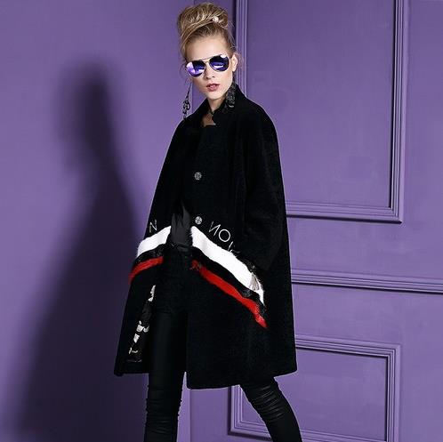 针织裙搭配羊剪绒拼接皮草大衣：彰显知性大气（图）