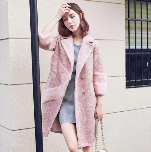 针织裙搭配羊剪绒拼接皮草大衣：彰显知性大气（图）