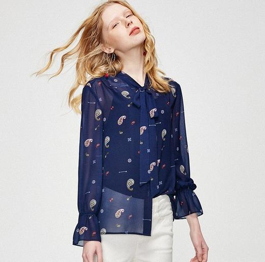 半身裙搭配V领雪纺长袖衬衫:优雅时尚衬衫推荐 半身裙搭配V领雪纺长袖衬衫:优雅时尚衬衫推荐