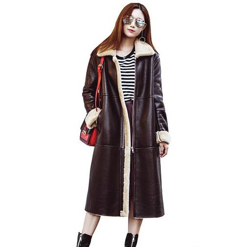 针织裙搭配羊剪绒拼接皮草大衣：彰显知性大气（图）