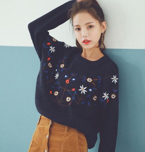 圆领刺绣针织衫的多种搭配：显瘦减龄针织衫推荐