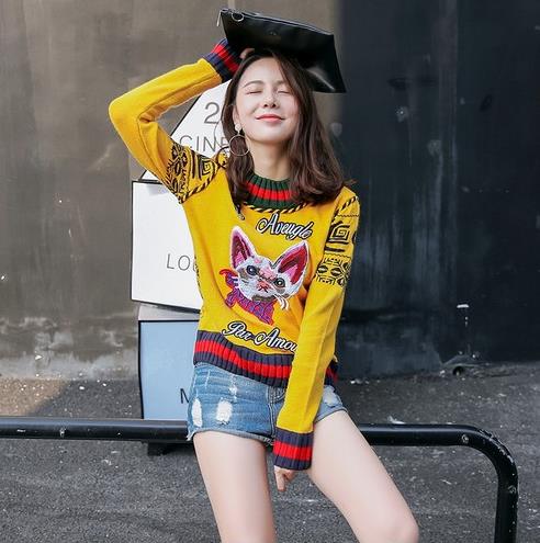 小脚裤搭配半高领贴布印花毛衣：简约显瘦又优雅