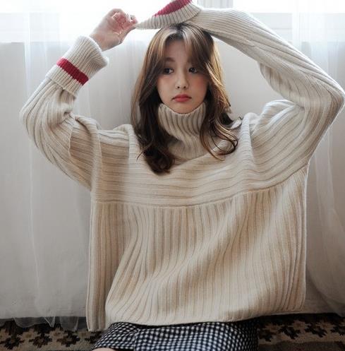 小脚裤搭配半高领贴布印花毛衣：简约显瘦又优雅