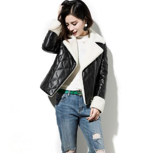 羊皮毛机车外套搭配牛仔裤：潮酷又不失性感（图）