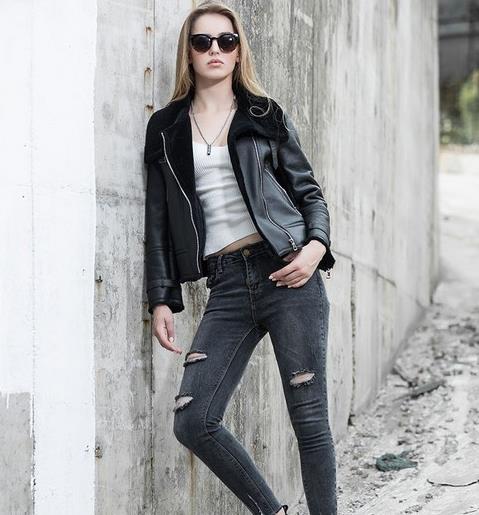 羊皮毛机车外套搭配牛仔裤：潮酷又不失性感（图）