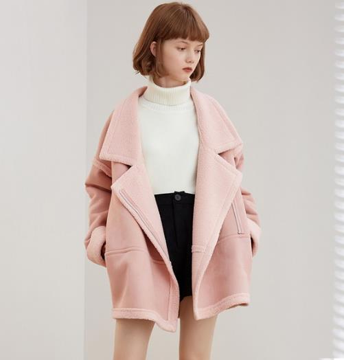 羊皮毛机车外套搭配牛仔裤：潮酷又不失性感（图）