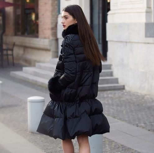 一字领收腰羽绒外套这样搭配甜美减龄又不失性感