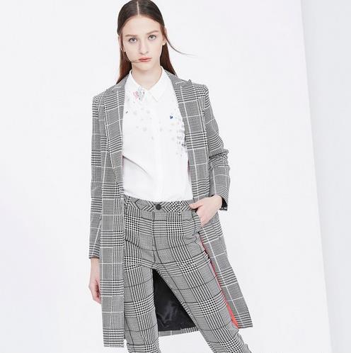 系带大扣眼修身风衣这样搭配彰显优雅知性美（图）