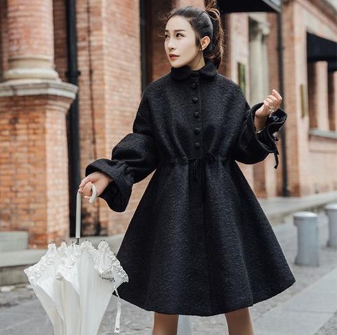 针织裙搭配垮肩收腰中长毛呢外套：打造性感轻熟范