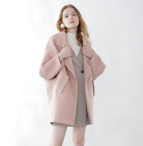 针织裙搭配垮肩收腰中长毛呢外套：打造性感轻熟范