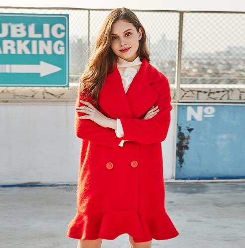 针织裙搭配垮肩收腰中长毛呢外套：打造性感轻熟范