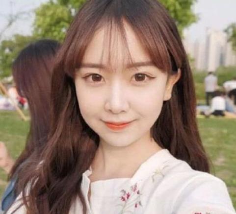 仿羊绒拼色流苏围巾搭配：5款围巾彰显淑女风（图）