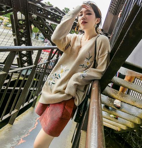 V领开衩宽松毛衣的搭配:5款毛衣演绎时尚与性感 V领开衩宽松毛衣的搭配:5款毛衣演绎时尚与性感