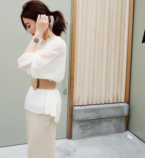 V领开衩宽松毛衣的搭配：5款毛衣演绎时尚与性感