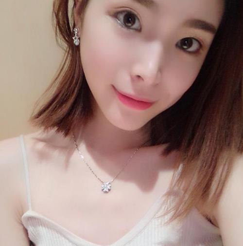 圆环吊坠玫瑰金项链搭配:尽显女人优雅气质(图) 圆环吊坠玫瑰金项链搭配:尽显女人优雅气质(图)