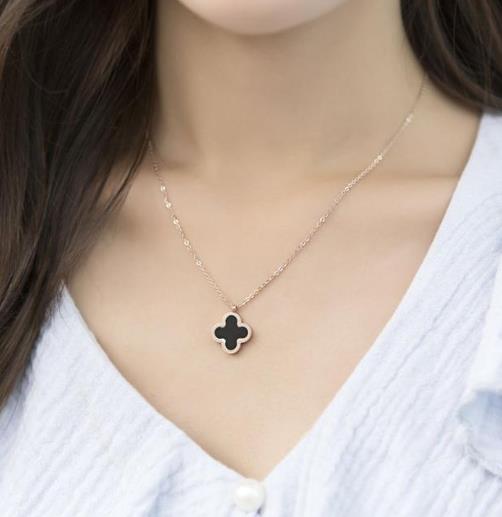 圆环吊坠玫瑰金项链搭配：尽显女人优雅气质（图）