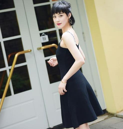 这几款复古淑女方领连衣裙搭配彰显优雅高贵气质
