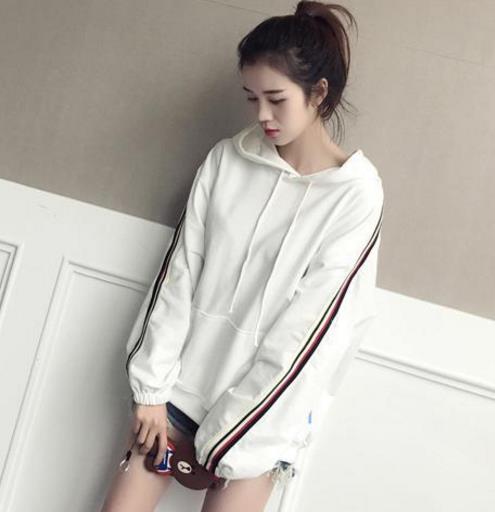 假两件连帽长袖卫衣的多种搭配：简约时尚卫衣推荐