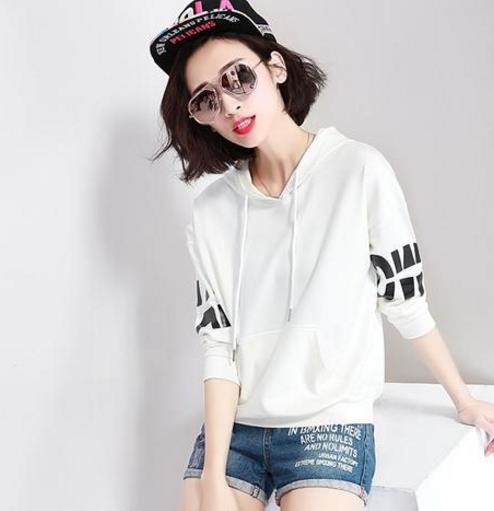 假两件连帽长袖卫衣的多种搭配：简约时尚卫衣推荐