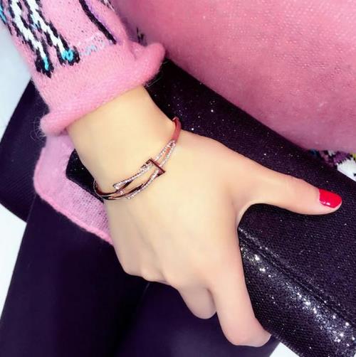 现在最流行的时尚多层珍珠手链：时尚甜美范（图）