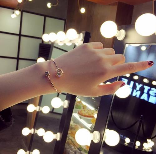 现在最流行的时尚多层珍珠手链：时尚甜美范（图）