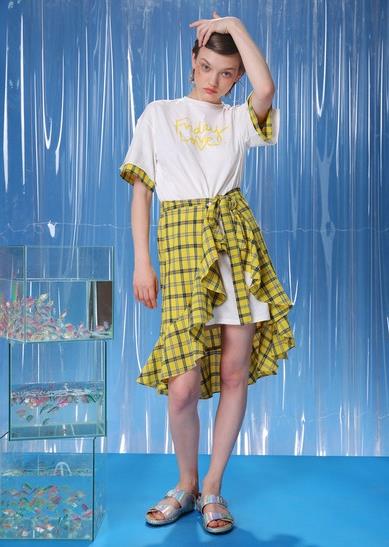 系带立领条纹衬衫搭配半身裙:庄重典雅衬衫推荐 系带立领条纹衬衫搭配半身裙:庄重典雅衬衫推荐