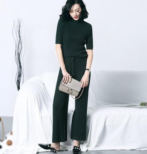 链条包搭配阔腿裤针织短袖两件套：时尚小资风范
