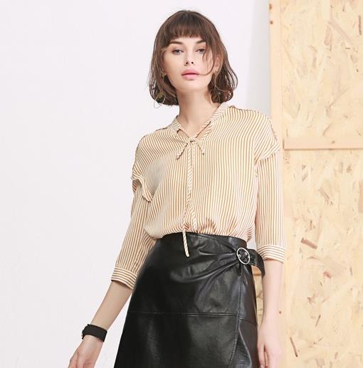 系带立领条纹衬衫搭配半身裙:庄重典雅衬衫推荐 系带立领条纹衬衫搭配半身裙:庄重典雅衬衫推荐