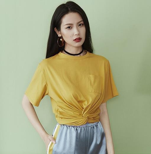 系带立领条纹衬衫搭配半身裙:庄重典雅衬衫推荐 系带立领条纹衬衫搭配半身裙:庄重典雅衬衫推荐