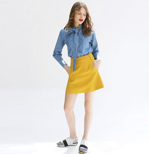 系带立领条纹衬衫搭配半身裙:庄重典雅衬衫推荐 系带立领条纹衬衫搭配半身裙:庄重典雅衬衫推荐