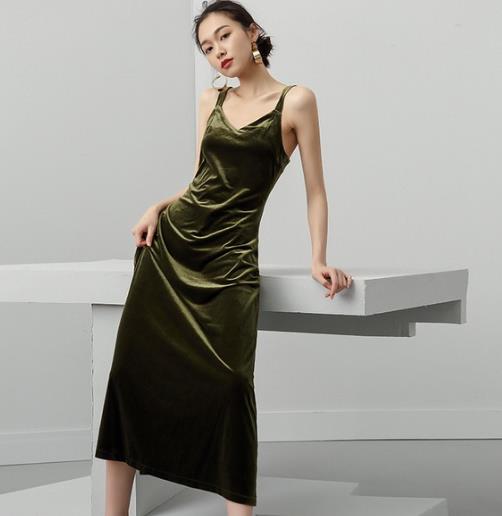 V领收腰丝绒无袖裙这样搭配毛呢大衣：凸显大长腿