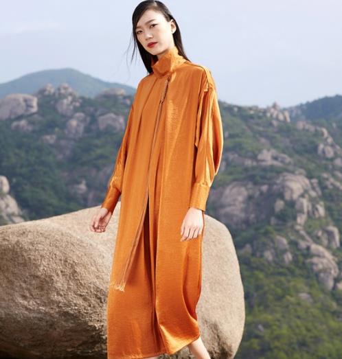 V领收腰丝绒无袖裙这样搭配毛呢大衣：凸显大长腿