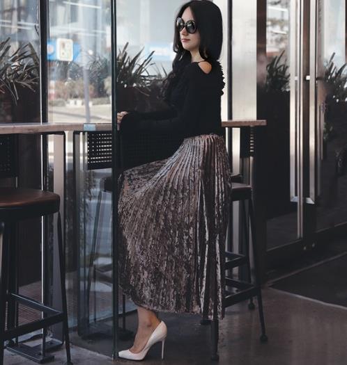 V领收腰丝绒无袖裙这样搭配毛呢大衣：凸显大长腿