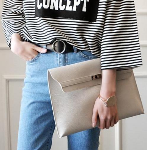 2017年最新潮的几款手拿包:时髦洋气又吸睛(图) 2017年最新潮的几款手拿包:时髦洋气又吸睛(图)