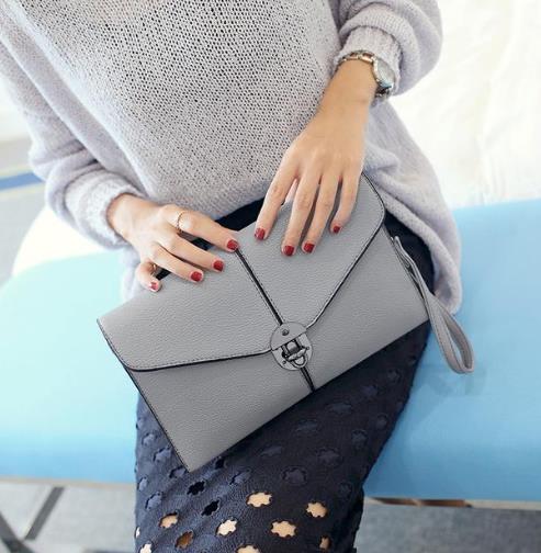 2017年最新潮的几款手拿包:时髦洋气又吸睛(图) 2017年最新潮的几款手拿包:时髦洋气又吸睛(图)