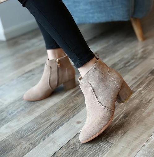 冬季最流行这几款时尚又炫酷的尖头中跟短靴(图) 冬季最流行这几款时尚又炫酷的尖头中跟短靴(图)