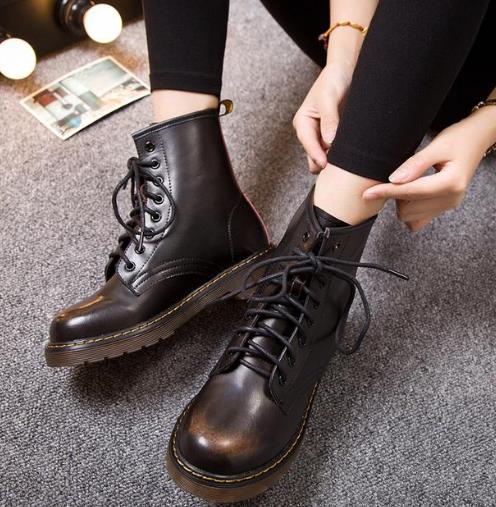 冬季最流行这几款时尚又炫酷的尖头中跟短靴(图) 冬季最流行这几款时尚又炫酷的尖头中跟短靴(图)