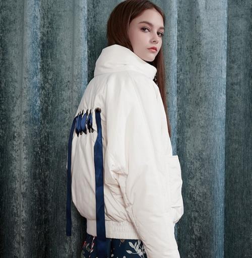 圆领撞色羽绒服的多种搭配：时尚显瘦羽绒服分享