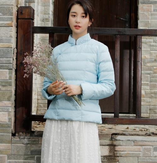 圆领撞色羽绒服的多种搭配：时尚显瘦羽绒服分享