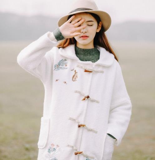 牛角扣毛呢大衣搭配针织衫：减龄显瘦又优雅（图）