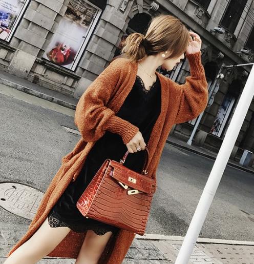 灯笼袖针织开衫搭配蕾丝连衣裙:时尚性感文艺范 灯笼袖针织开衫搭配蕾丝连衣裙:时尚性感文艺范