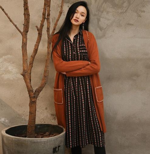 灯笼袖针织开衫搭配蕾丝连衣裙:时尚性感文艺范 灯笼袖针织开衫搭配蕾丝连衣裙:时尚性感文艺范