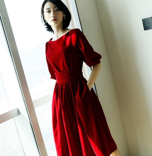 喇叭袖一字领修身连衣裙搭配：时尚减龄又不失性感