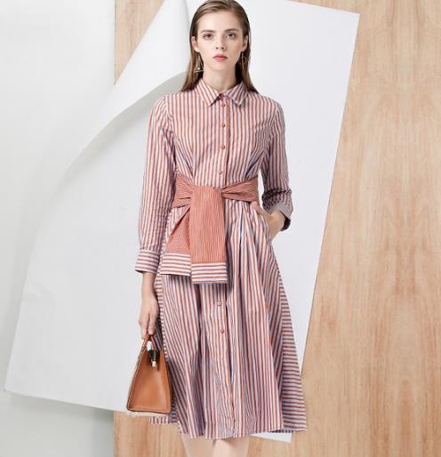 喇叭袖一字领修身连衣裙搭配：时尚减龄又不失性感