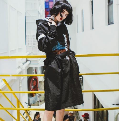 喇叭袖一字领修身连衣裙搭配：时尚减龄又不失性感