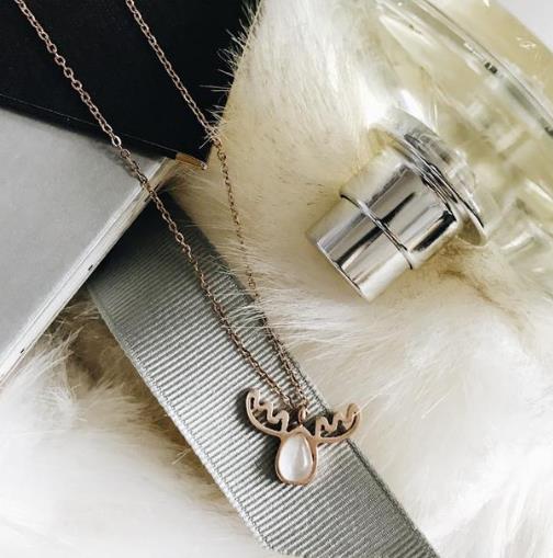 玫瑰金珍珠耳饰多种搭配:高贵典雅耳饰推荐(图) 玫瑰金珍珠耳饰多种搭配:高贵典雅耳饰推荐(图)