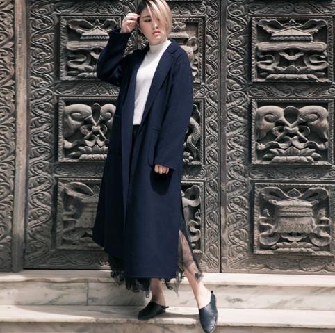 格子阔腿裤搭配不规则收腰毛呢外套：时尚知性美