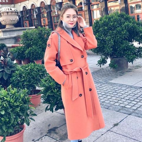 格子阔腿裤搭配不规则收腰毛呢外套：时尚知性美