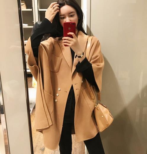 翻领宽松斗篷外套的多种搭配：典雅知性外套推荐